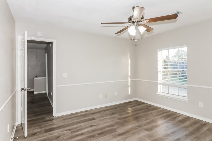 Building Photo - 18162 Holly Green Dr