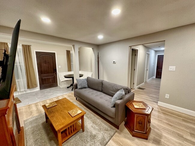 Building Photo - 614 Jamesville Ave