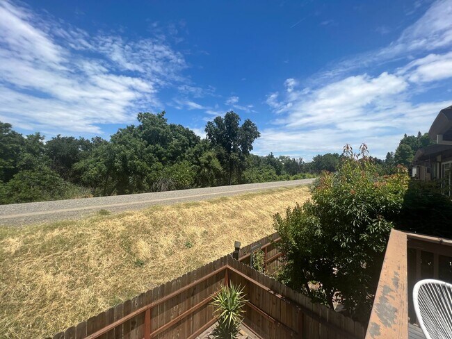 Building Photo - 3 Bed / 2.5 Bath | College Greens Townhome