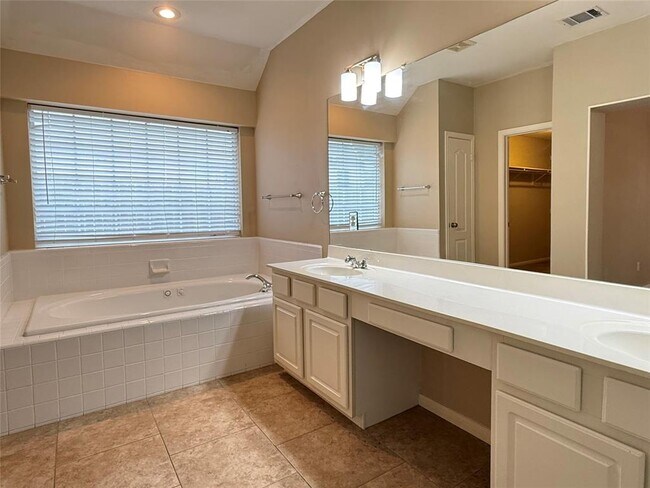 Building Photo - 10013 Valona Dr