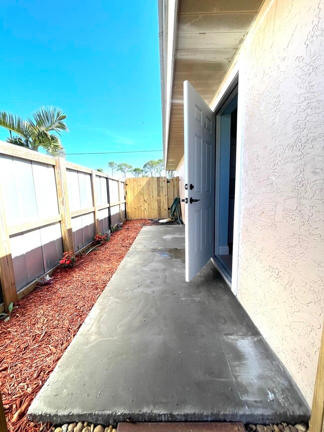 Building Photo - 5753 SE Mercedes Ave