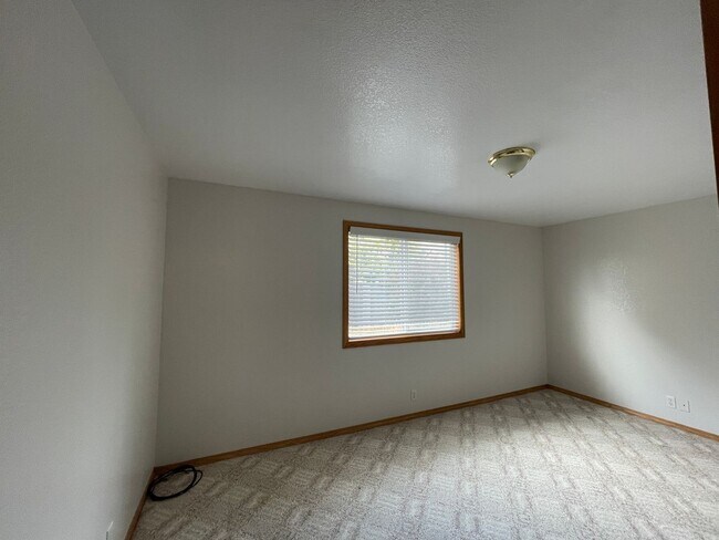Building Photo - 1399 Chickadee Ct