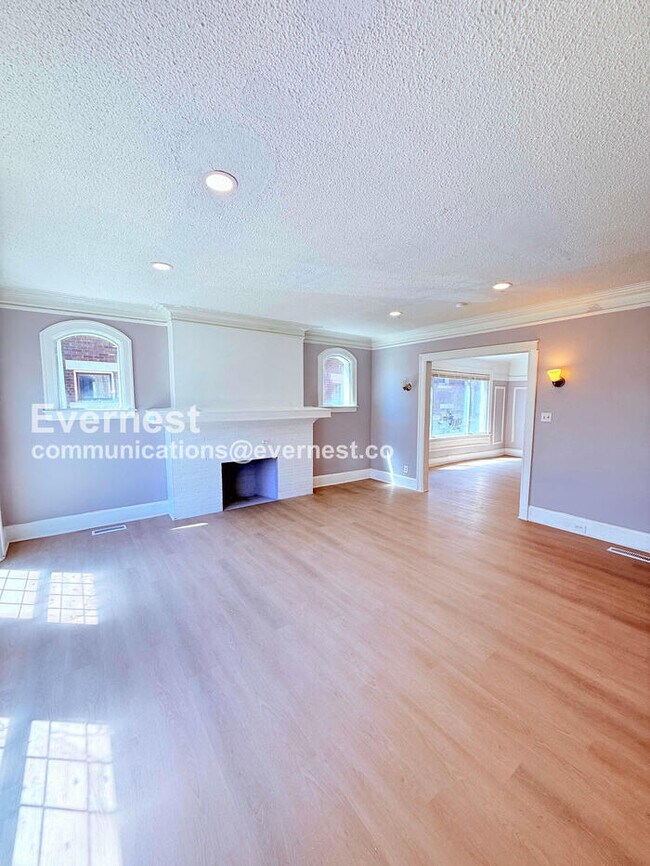 Building Photo - 2302 Hazelwood St