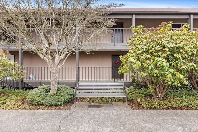 Building Photo - 1425 S Puget Dr