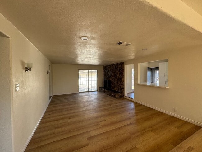 Building Photo - Single Family 3bd 2ba + Office Space