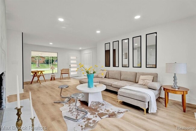 Building Photo - 7011 White Pine Dr