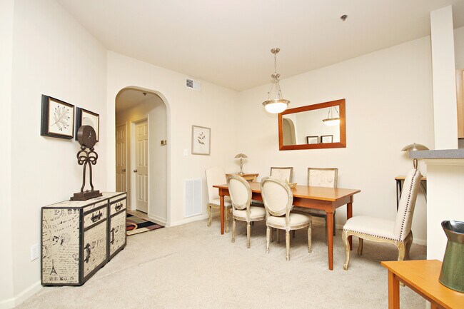 Building Photo - Top Floor, Pet-Friendly Riverbend Condo on Pantops
