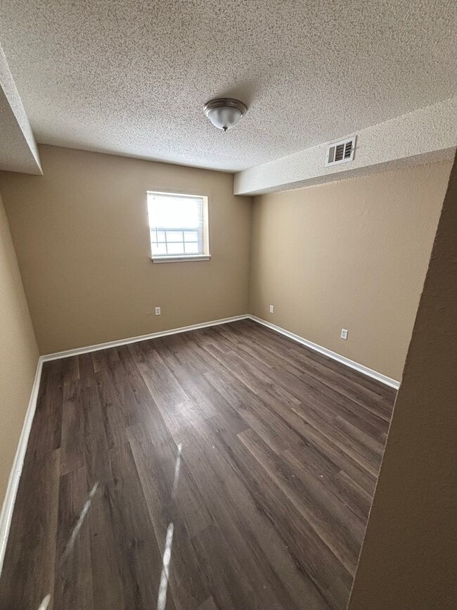 Building Photo - 2 Bedroom 1 bath Apartment