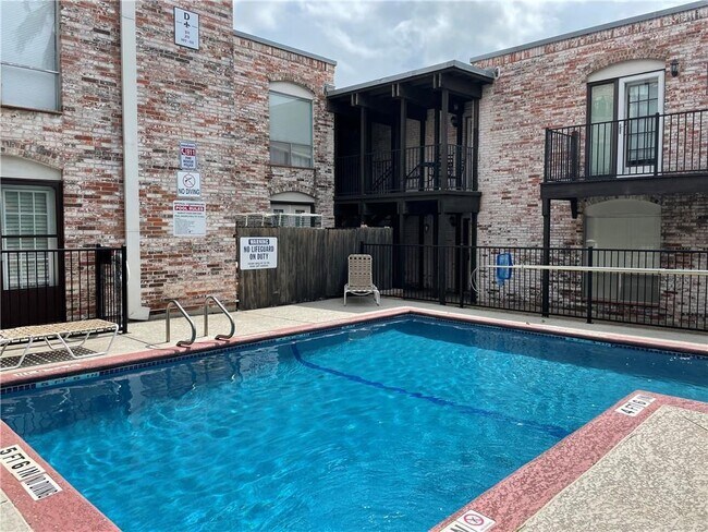 Building Photo - 6501 E Hill Dr