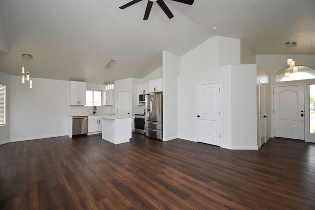 Building Photo - Newly Remodeled Magna Gem with New Appliances & Easy Freeway Access!!