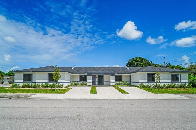 Building Photo - Goulds 4 Bed Triplex