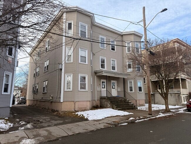 Building Photo - 9-11 Richardson St