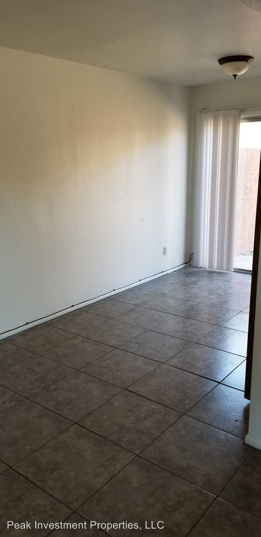 Building Photo - 1641 E Grovers Ave