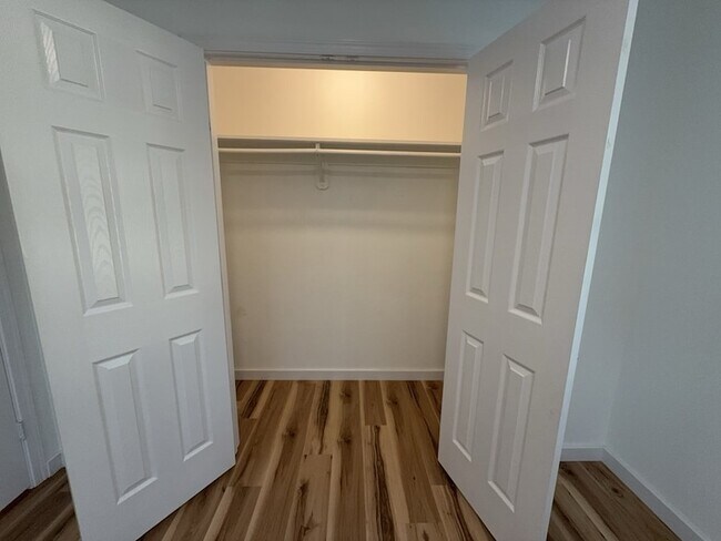 Building Photo - 1202 Valley View Dr