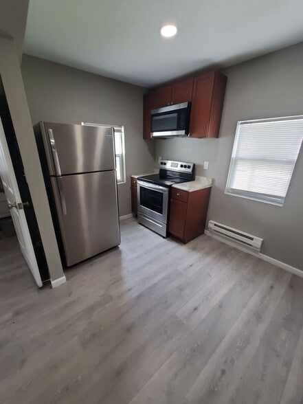 Building Photo - 1021 S 61st St