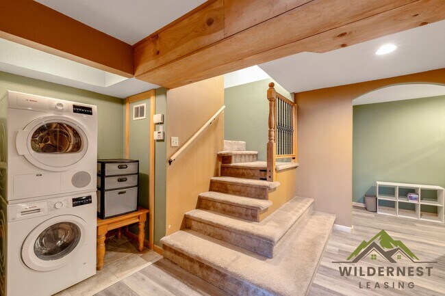 Building Photo - Furnished Pet Friendly Summer Rental