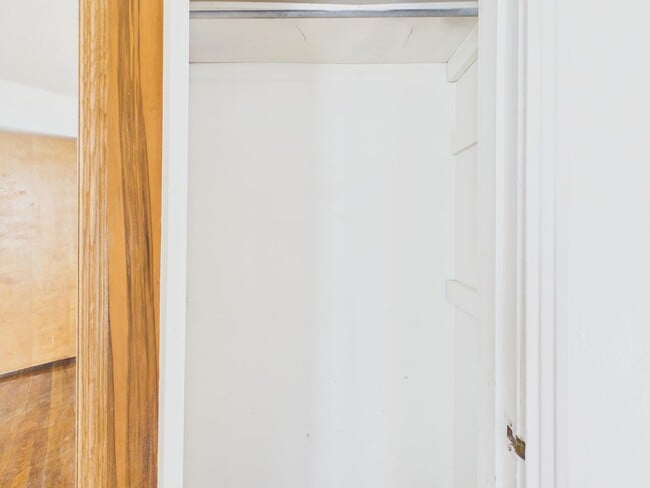 Building Photo - Spacious 2 bedroom 2 living areas 1 bath with a garage!