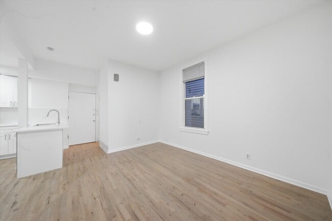 Building Photo - 3037 N Southport Ave