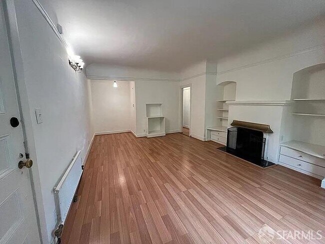 Building Photo - Quintessential, charming Russian Hill stud...