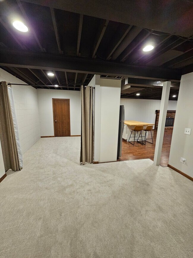 Building Photo - Remarkable 5 Bedroom Home For Rent in Mentor