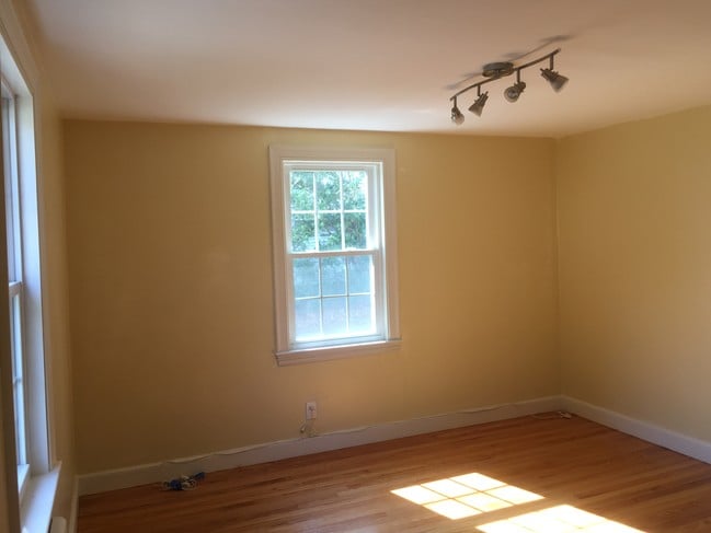 Building Photo - 40 Dunster Ln