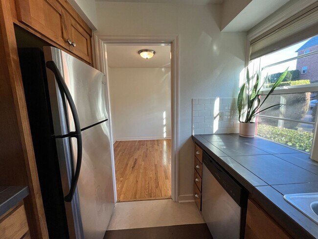 Building Photo - Beautiful 1Bd/ 1Ba Vintage Condo Located in Mt. Tabor! In Unit Laundry, Parking Space, storage un...