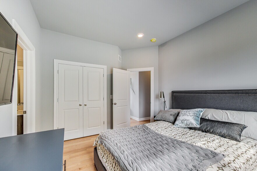 Building Photo - 5117 S Kenwood Ave