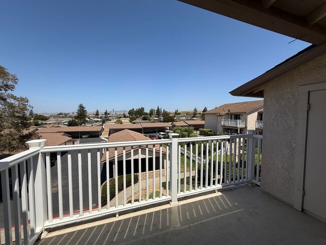 Building Photo - Quail Meadows Upstairs Condo with Easy Access to 101 Frwy/VSFB