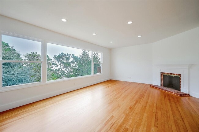 Building Photo - Light Filled Newly Remodeled Home w/ Fanta...