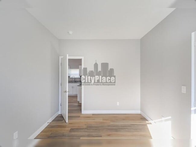 Building Photo - 2809 E Riverside Dr