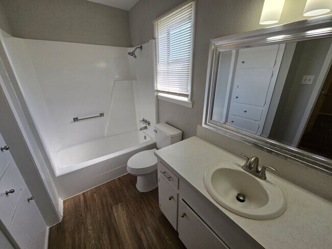 Building Photo - 1309 Airline Dr
