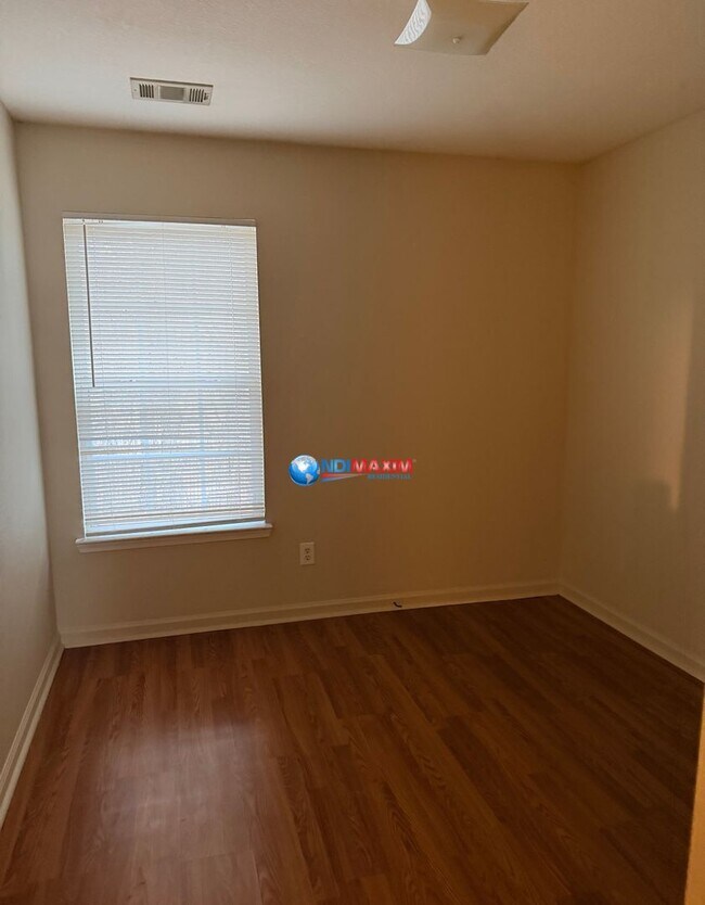 Building Photo - Spacious 3-bedroom townhouse in Riverdale