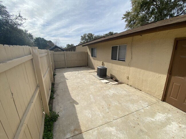 Building Photo - 437 E Rosewood Ln