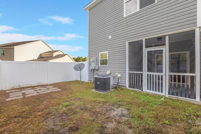 Building Photo - Townhouse For Rent! Rebated Application Fe...