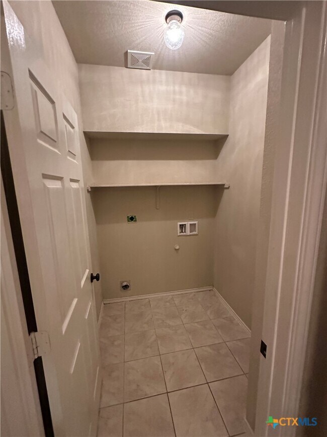 Building Photo - 6808 Rosita Oak Dr