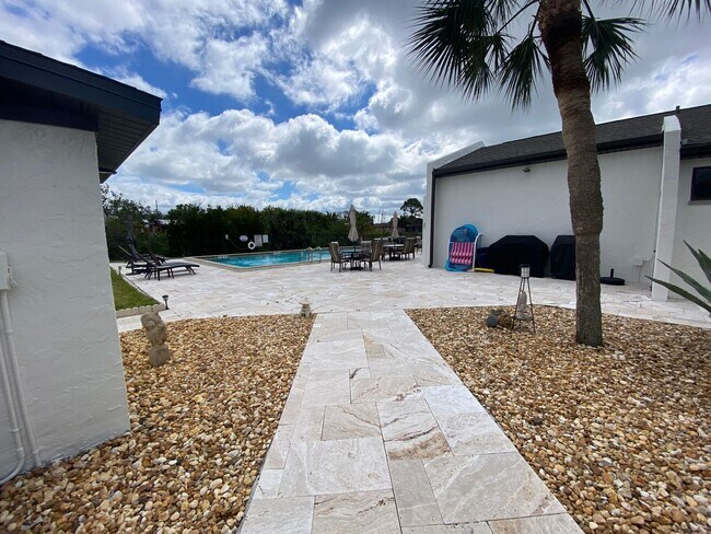 Building Photo - Sun & Fun at the Aqua Gardens