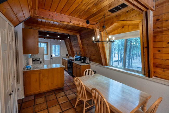 Building Photo - 569 S Friar Tuck Trail