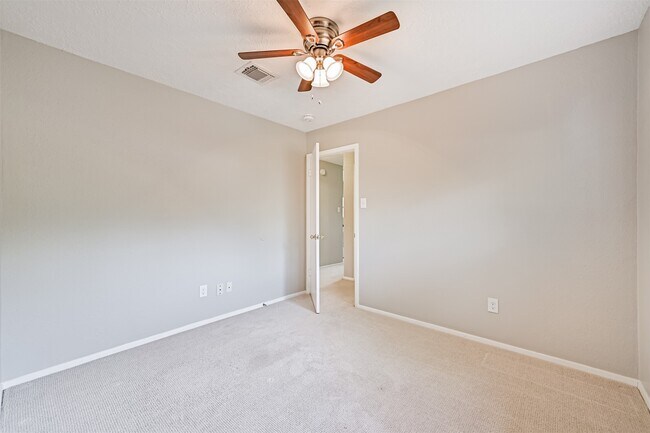 Building Photo - 222 Old Oaks St