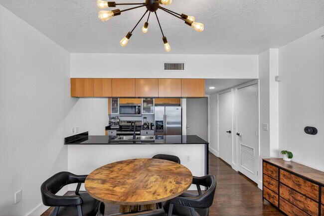 Building Photo - 1750 N Bayshore Dr