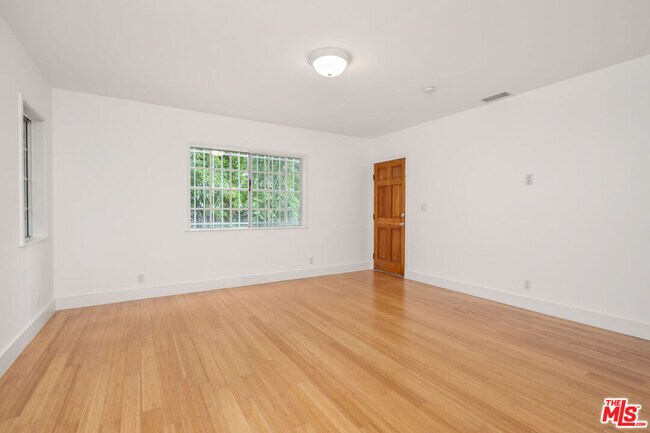Building Photo - 542 N Sierra Bonita Ave