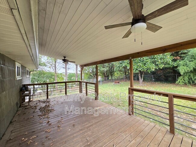 Building Photo - 3934 Kensington Dr