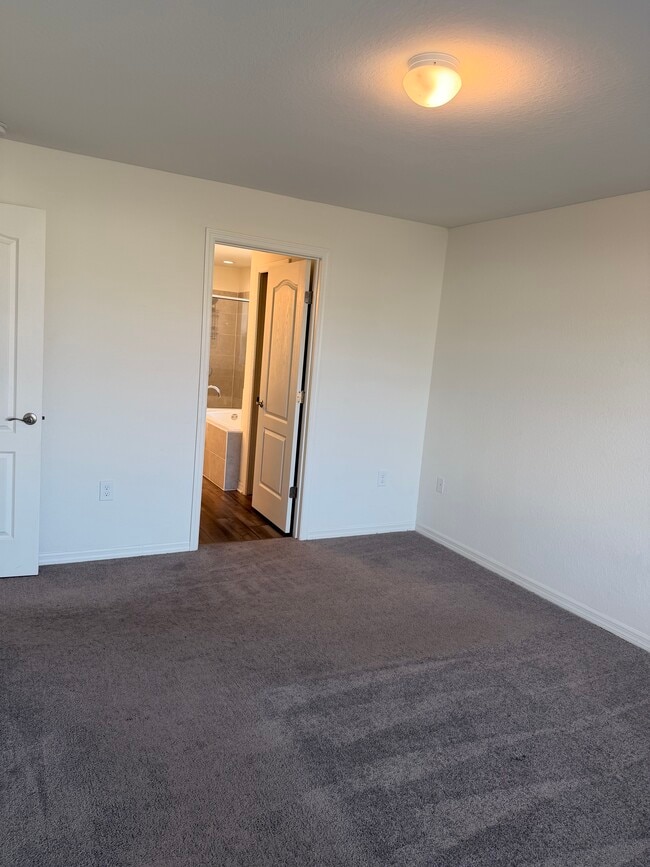 Building Photo - 281 Arbuthnot St