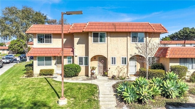 Building Photo - 2 Bedroom Townhome in San Marcos
