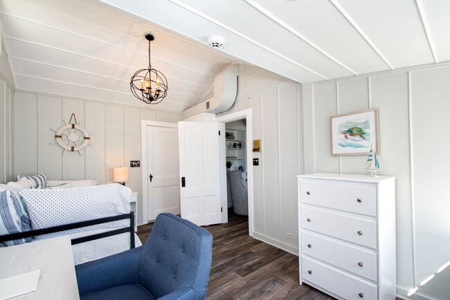 Building Photo - 19 Hobart Ln