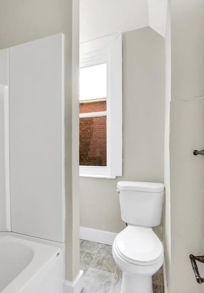 Building Photo - Bright 5 Bedroom, 1.5 Bath Home!