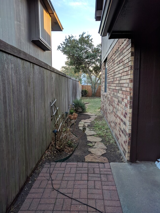 Building Photo - 2024 Greenview Dr