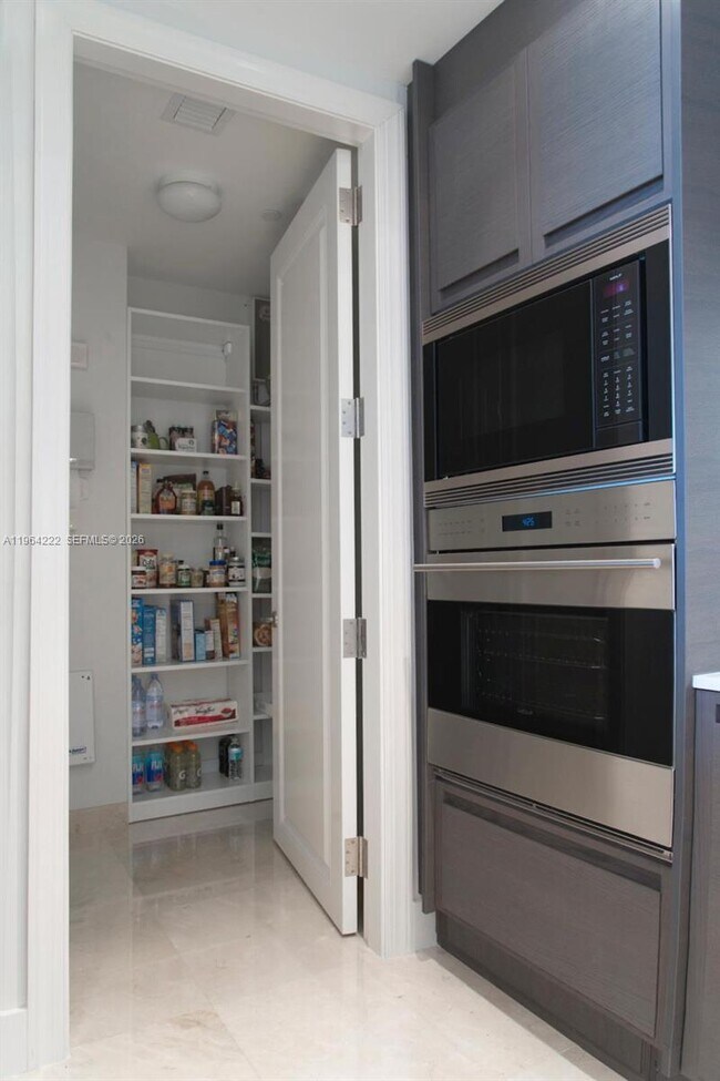 Building Photo - 1425 Brickell Ave