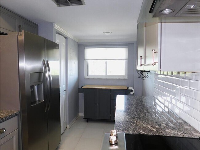 Building Photo - 1843 Golf View Dr