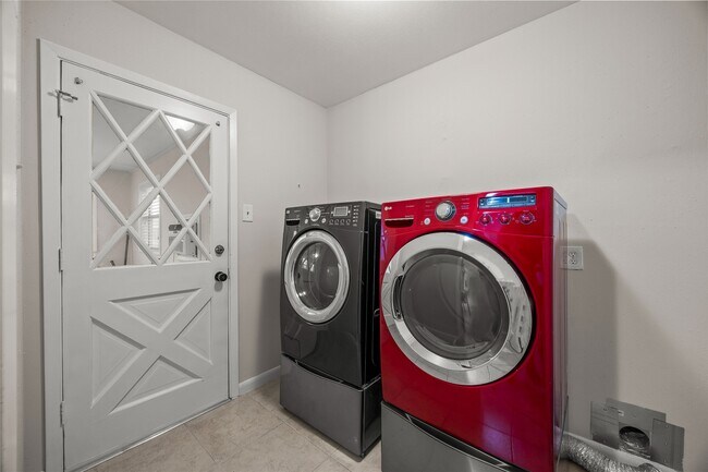 Building Photo - 1607 Buescher Dr