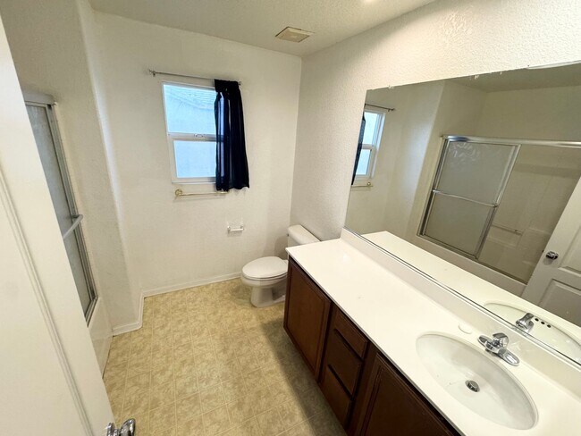 Building Photo - Spacious 5 bedroom home